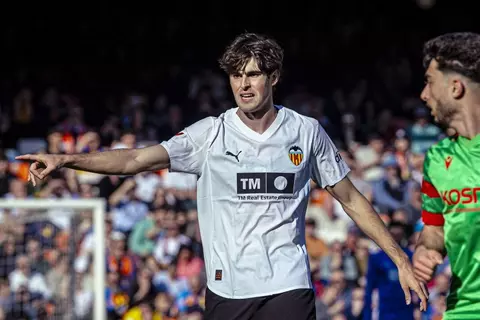 الدوري الإسباني.. فالنسيا يفوز على أوساسونا.. والتعادل يحسم مباراة إلتشي وإسبانيول